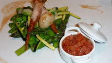 Salade tiède de légumes, écume d'eau de tomate en vinaigrette