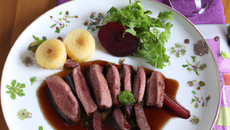 Magret de canard au vin rouge