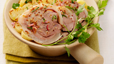 Emincé de tête de veau en salade, pommes de terre et oignons rouges