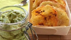 Tuiles au parmesan et guacamole