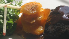 Joue de veau braisée au vin de Bordeaux et carottes confites