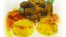 Effiloché de sanglier, galettes de polenta et vinaigrette froide à la pulpe de cassis