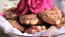 Cookies au chocolat et pralinés roses