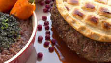 Suprêmes de Pintade Fermière d'auvergne Label Rouge rôtis en croûte de Fourme d'Ambert, lentilles vertes du Puy confites au vin rouge de Saint-Pourçain