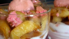 Verrines pommes caramélisées et macaron