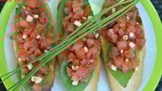Crostinis de tomates, basilic, mozzarella