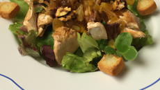 Salade de foies de volaille aux noisettes