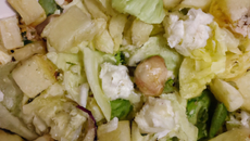 Salade coquillettes, roquefort et poire