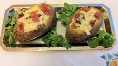 Pommes de terre farcies au roquefort et  filet de porc séché