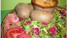Langres rôti, avec sa salade, ses framboises et ses pommes de terre au four
