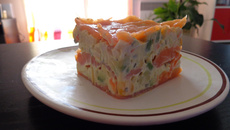 Mille feuille de saumon, surimi, avocat et maïs