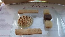 Crème brûlée à la maquée parfumée au citron, meringue au sirop de Liège et loukoums, croustilles à la farine brûlée de seigle