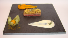 Ardoise d'agneau grillé au romarin, purées de potimarron curcuma et topinambours vanille, crumble noisettes et zestes d'orange