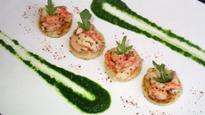 Blinis d'écrevisses marinées au gingembre et piment de cayenne, coulis de roquette