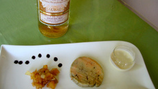 Chutney de pomme au Floc, crème d'ail et foie gras