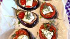Papillote d'aubergine, tomate, chèvre, miel et thym