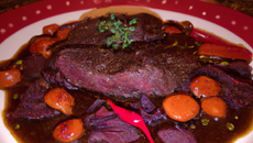 Magret mariné au cacao, vin de Banyuls et piment