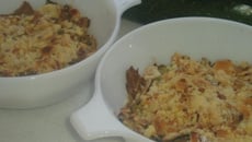 Courgettes au thon, pesto en crumble d'amandes