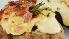 Pommes de terre farcies au bacon et tomme de Savoie