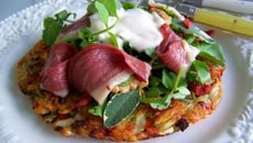 Salade de cresson et d'herbes fraîches sur rösti garnie de magret de canard fumé