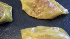Gyoza ou raviolis japonais accompagnés de sauce soja