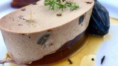 Terrine de foie gras aux pruneaux