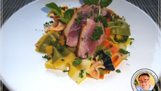 Magret de canard au sirop de safran et ses farfalles multicolores