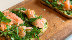 Bruschetta de saumon au pesto de roquette et origan frais