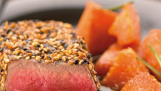 Rumsteack de bœuf de Chalosse au sésame noir et doré, potiron caramélisé au miel