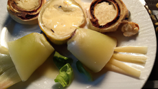 Poire feuilletée, fondue d'échalotes et Roquefort Papillon