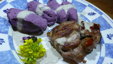 Purée violette au lépiotes et agneau grillé