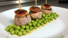 Ris de veau en brochette de réglisse, crème de petits pois