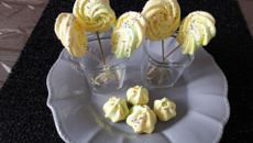 Meringues en sucettes