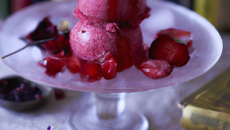 Glace à la fraise au sirop de violette