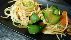 Spaghettis aux tagliatelles de légumes épicés