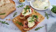 Bruschetta au Gorgonzola AOP, jambon de Parme, noisettes grillées et roquette