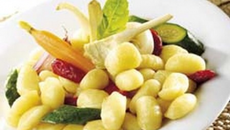 Gnocchi en barigoule d'artichauts et petits légumes