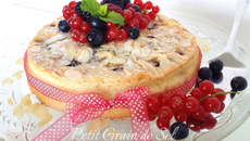 Gâteau macaronné aux fruits rouges