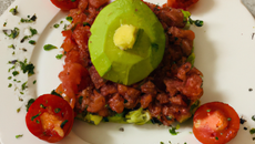Tartare de tomate, avocat et sa chiffanade de seranno