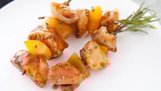 Brochette de lapin au romarin et pêche, laque de miel de soja aux noisettes