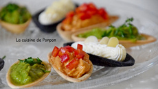 Apéritif de fines coquilles garnies de crème d'avocat, crème de tomates et fines herbes