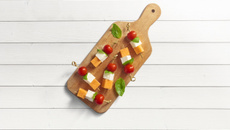 Brochettes de melon, Salakis nature, tomate cerise et basilic