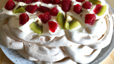 Pavlova aux framboises et kiwis