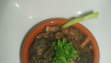 Cassolette d'escargots au vin, lardons,et champignons