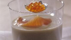 Velouté d'endive à la truite fumée et œufs de truite