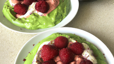 Dessert à l'avocat et aux framboises