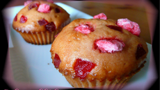 Muffins aux pralines roses et fraises séchées