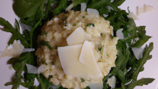 Risotto à l'épinard, roquette et fromage de brebis