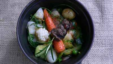 Cocotte de légumes de printemps, brochette et caviar d'escargot