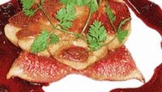 Foie gras de canard poêlé aux figues,miroir de cassis et son miel de fleurs